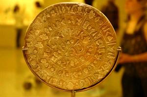 این دیسک ۳۵۰۰ ساله، یکی از بزرگ‌ترین معماهای تاریخ باستان‌شناسیه!